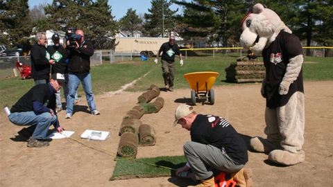 SouthPaw and volunteers renovate Westland Hills in Albany during 2011 '4 in 24' program. 